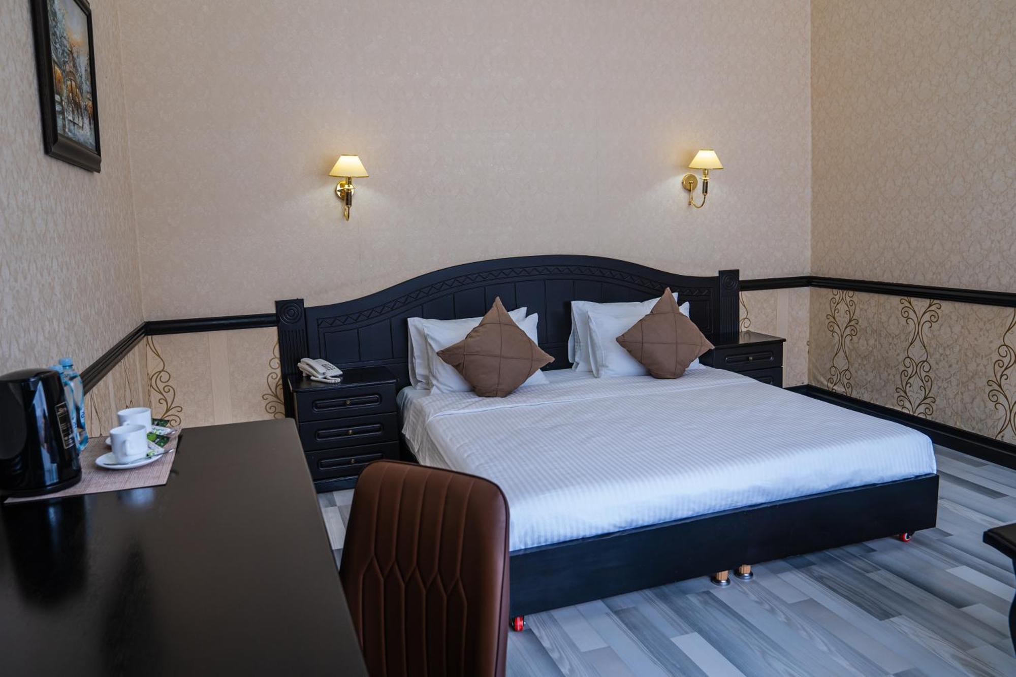 Belon Lux Hotel Astana Zimmer foto
